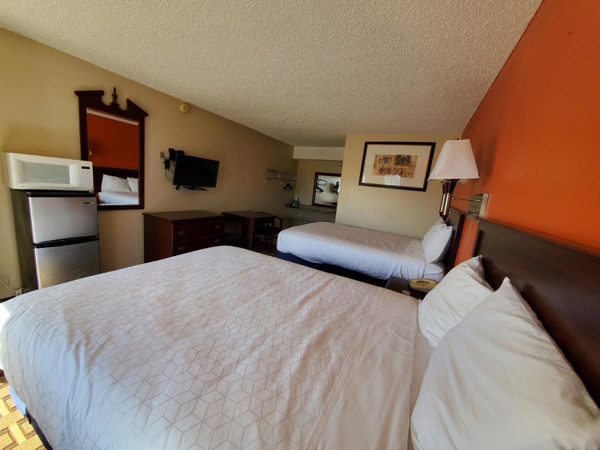 Relax Inn Henryetta Exterior photo