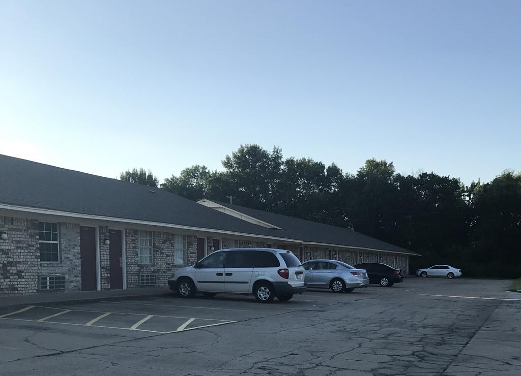Relax Inn Henryetta Exterior photo