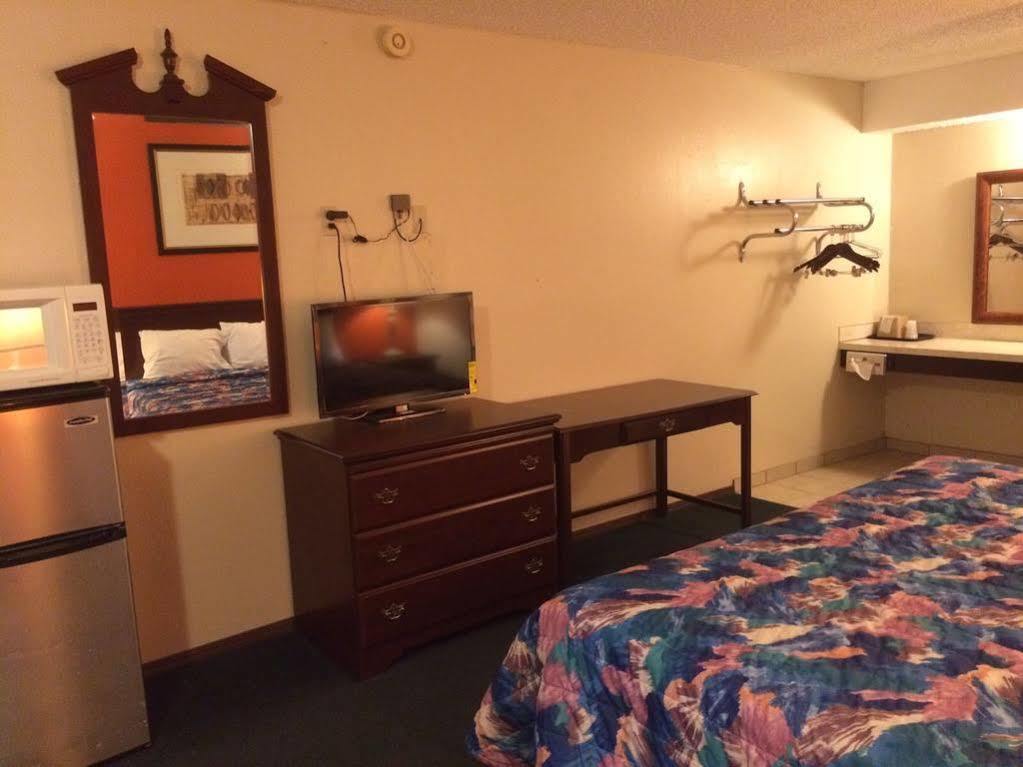 Relax Inn Henryetta Exterior photo