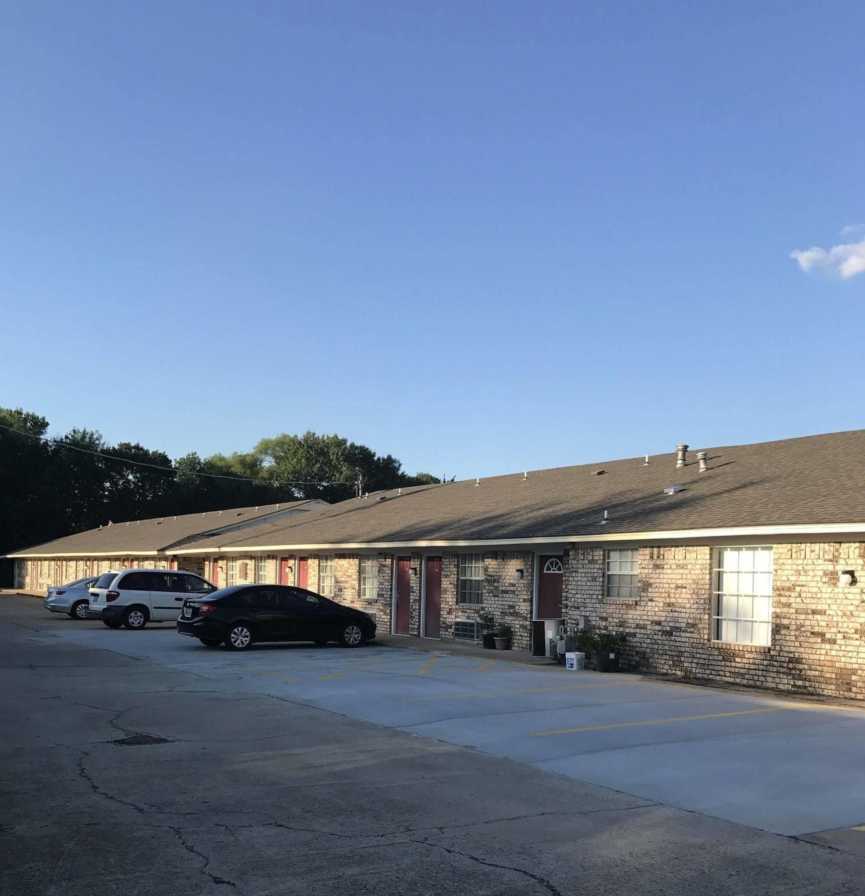 Relax Inn Henryetta Exterior photo