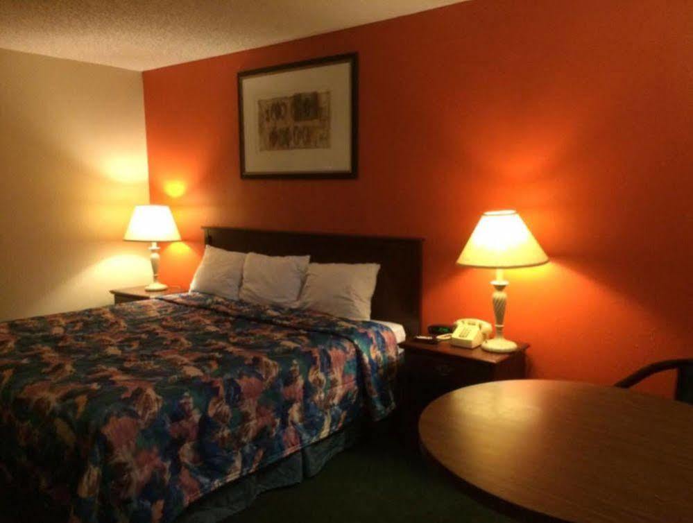 Relax Inn Henryetta Exterior photo